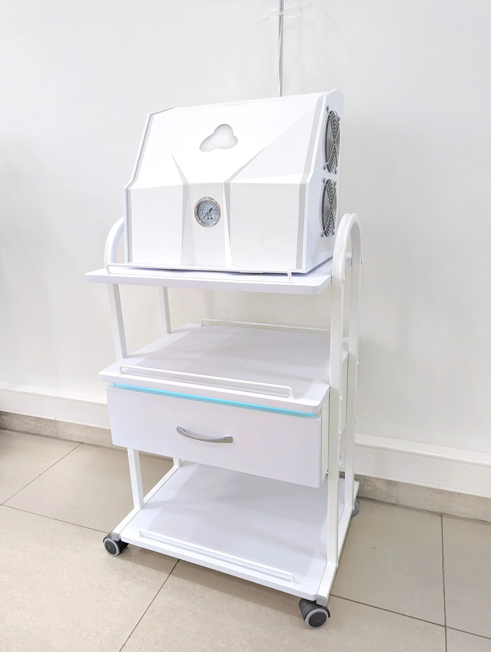 Столик косметолога Атисмед Трио Люкс с УФ-модулем